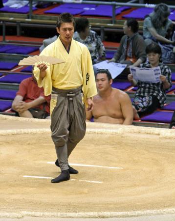 　朗々と力士を呼び上げる呼び出しの啓輔（撮影・岡田育磨）