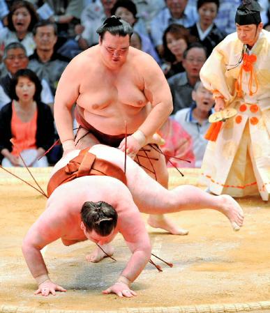 臥牙丸（下）を突き落としで破る稀勢の里