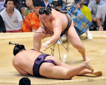 　千代大龍（手前）を上手出し投げで下す白鵬