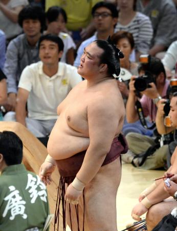 　豪栄道に寄り切りで敗れ、ぼうぜんとする稀勢の里