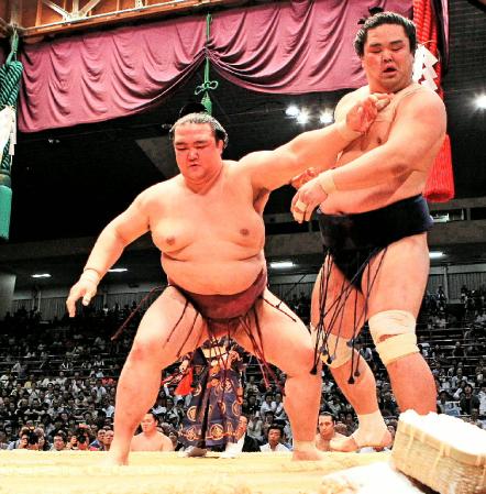 妙義龍を押し出す稀勢の里（左）