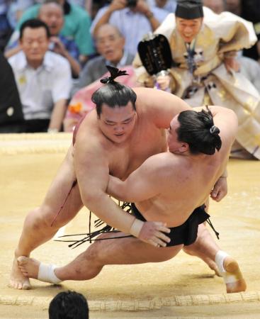 　あびせ倒しで日馬富士（右）を破る稀勢の里