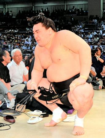 　稀勢の里に敗れ、土俵下で悔しがる日馬富士＝愛知県体育館