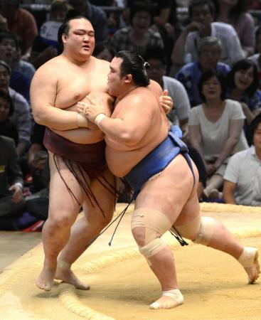 　琴奨菊（右）に寄り切りで敗れる稀勢の里（撮影・吉留常人）