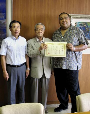 　顧問に就く日高市の谷ケ崎市長（左）、清水後援会長（中央）に認定証を手渡す武蔵川親方