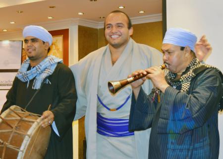 　カイロで開かれた講演会で歓迎される大砂嵐（共同）