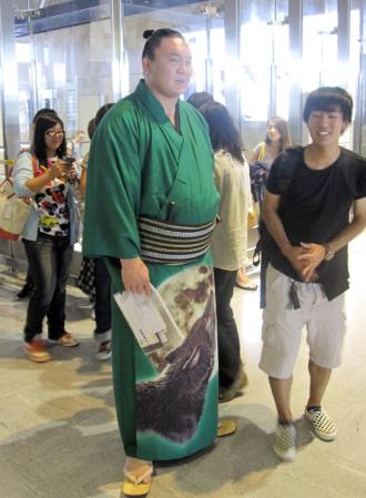 　空港ロビーで一般客との撮影に応じる白鵬