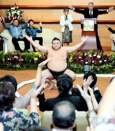 ＡＳＥＡＮ事務局で行われた相撲講習会で、所作を披露する隠岐の富士（共同）