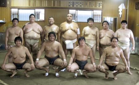　狩俣亮佑主将（後列左から２人目）ら国士舘大相撲部員と、初めての合宿を開始した武蔵川親方（後列中央）ら