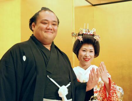 　結婚披露宴を前に、記者会見で写真に納まる幕内北太樹と和美夫人＝３１日、東京都内のホテル