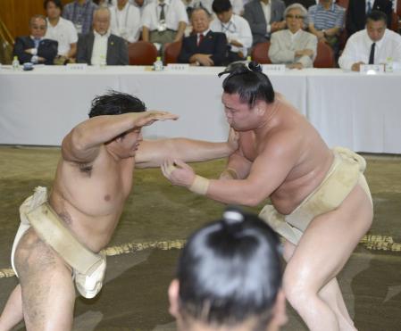 　横綱審議委員会の稽古総見で、遠藤（左）と稽古する横綱白鵬