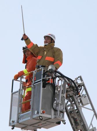　大相撲秋場所を前に両国国技館で行われた消防訓練で、はしご車から放水を指揮する振分親方