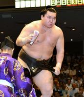 　全勝を守り、満足げに懸賞金を受け取る白鵬（撮影・村中拓久）