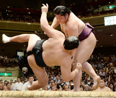 　上手投げで旭天鵬を破り、勝ち越しを決める