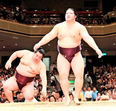 遠藤（右）が寄り切りで徳勝龍を破る