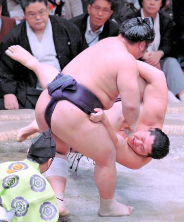 栃煌山がすくい投げで遠藤を下す