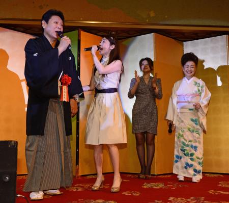 　（右から）中村美律子、島崎和歌子の前で松居直美とデュエットする三保ケ関親方（撮影・金田祐二）