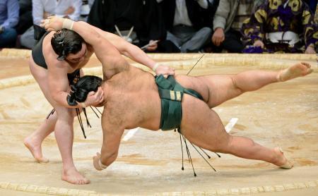 　日馬富士が下手投げで高安を下す＝福岡国際センター
