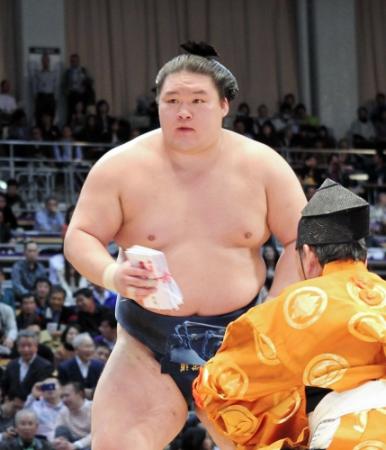 稀勢の里を破り懸賞を手に引き上げる豪栄道＝福岡国際センター（撮影・岡田育磨）