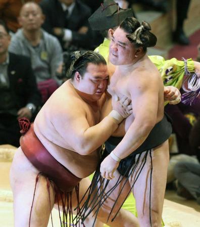 　稀勢の里（左）に寄り切りで敗れた日馬富士（撮影・沢田将人）