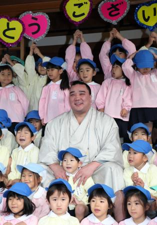 　優勝から一夜明け、地元幼稚園児からの祝福に笑顔を見せる横綱・日馬富士