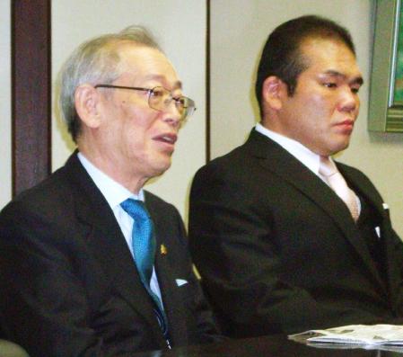　横綱審議委員会後に記者会見する内山斉委員長（左）