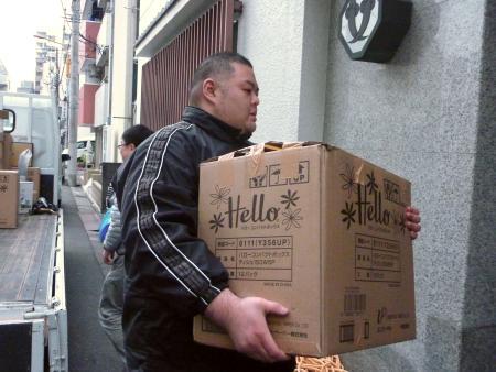 　移転先の旧三保ケ関部屋に荷入れする田子ノ浦親方＝２６日、東京都墨田区