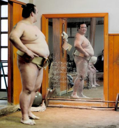 　旧三保ケ関部屋の大鏡に映る自分の姿を見つめる稀勢の里（撮影・開出　牧）