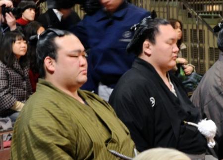 土俵祭りに出席した稀勢の里（左）と白鵬