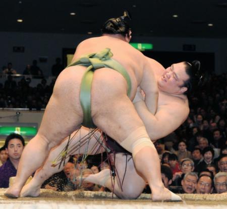 豊ノ島（手前）にすくいなげで敗れた稀勢の里（撮影・佐々木彰尚）