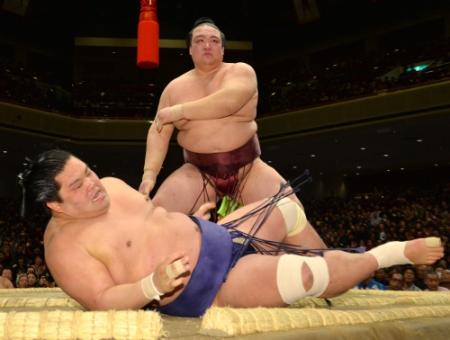 稀勢の里（奥）がすくい投げで妙義龍を破る