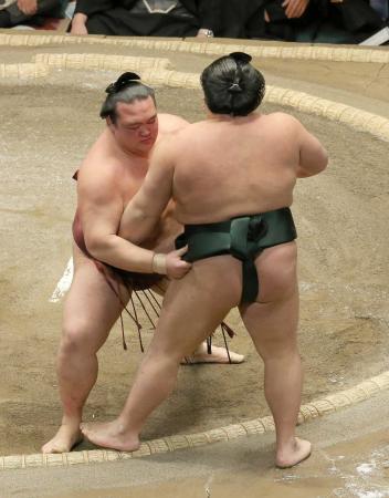 　稀勢の里（左）が寄り切りで千代大龍を下す