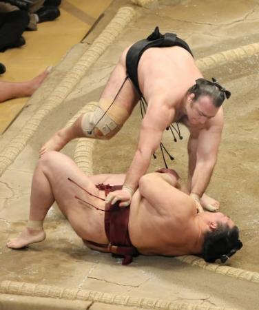 　琴欧洲（奥）が上手投げで稀勢の里を破る