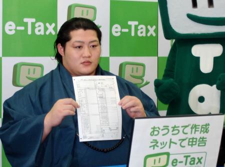 　作成された納税申告書を手にする遠藤