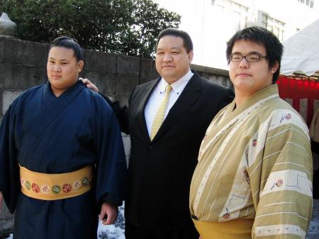 　地鎮祭を行った元大関魁皇の浅香山親方（中央）は２人の弟子と記念撮影