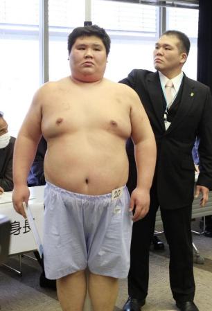 　大相撲春場所の新弟子検査で身長を測る川端翔伍