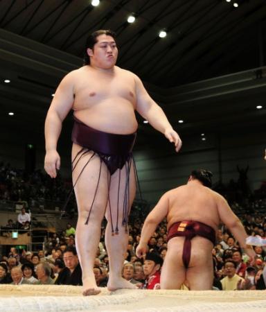 稀勢の里（右）を突き落としで破った遠藤＝ボディメーカーコロシアム（撮影・持木克友）