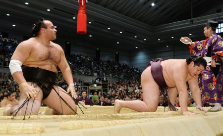 　逆転勝利の遠藤（右）とがっくりの大砂嵐（撮影・金田祐二）