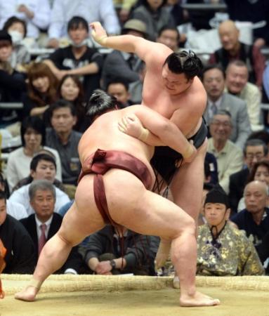 　勢（右）を寄り切りで下す稀勢の里