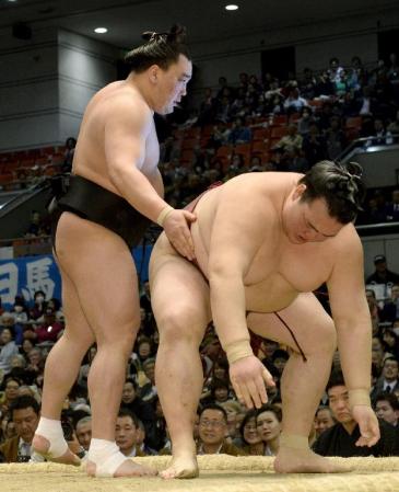 　稀勢の里（右）をはたき込みで下した日馬富士