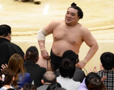 豪栄道に寄り倒しで敗れ、渋い表情の日馬富士