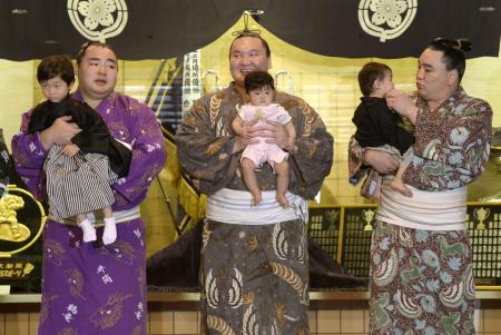 　乳児や幼児を抱っこする（左から）鶴竜、白鵬、日馬富士の３横綱＝２９日、東京・両国国技館