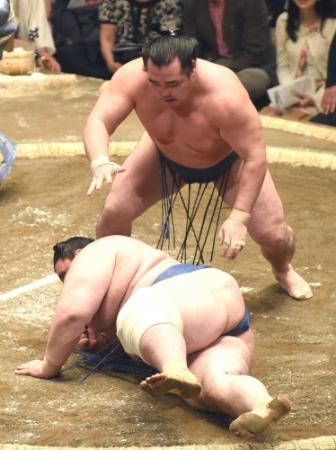 　鶴竜（上）が引き落としで碧山を下す