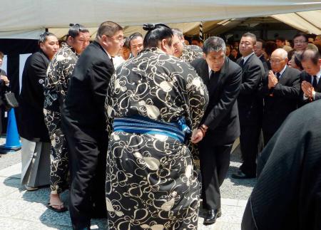 　葬儀・告別式で放駒前理事長のひつぎを出棺する弟子の力士ら