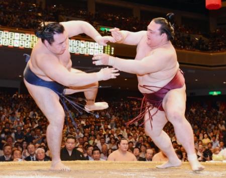 　稀勢の里（右）に破れた鶴竜（撮影・村中拓久）