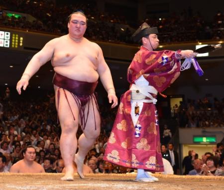 　鶴竜を破り１３勝目を挙げた稀勢の里＝両国国技館（撮影・村中拓久）