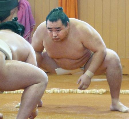 　出稽古で汗を流す横綱鶴竜＝愛知県大府市の芝田山部屋宿舎