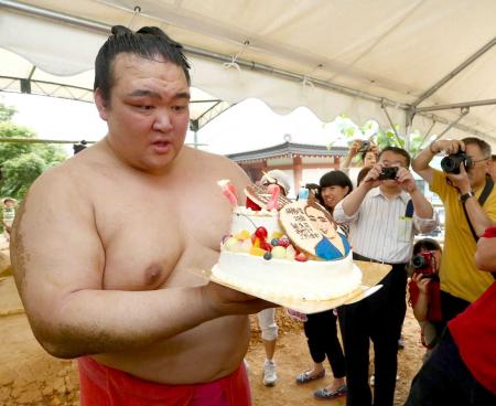 　２８歳の誕生日を迎え、報道陣からケーキを受け取り驚いた表情を見せる稀勢の里