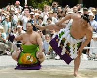 　熱田神宮で奉納土俵入りを行う横綱日馬富士。太刀持ちは安美錦＝５日、名古屋市熱田区