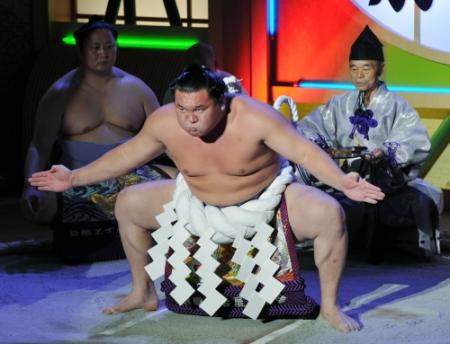 　大相撲名古屋場所の前夜祭で土俵入りをする横綱白鵬